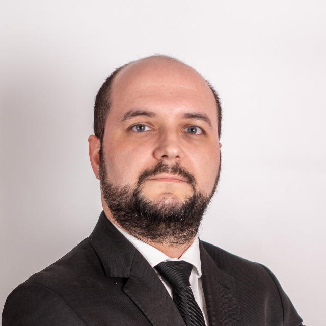 Vinícius Santiago, advogado especialista em holding familiar e planejamento sucessório